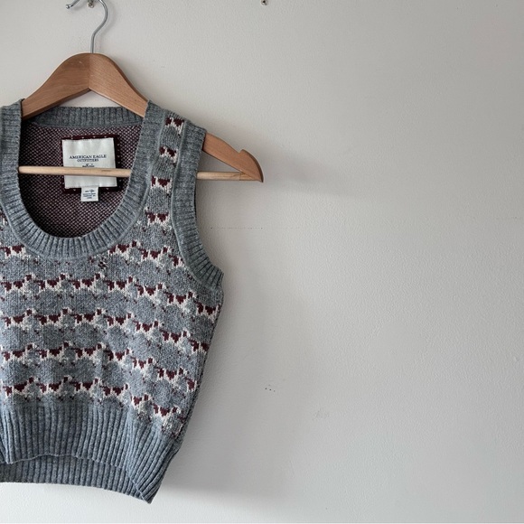 AEO | Puppy-Patterned Cropped Knit Vest - Picture 2 of 4